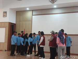 Menkeu Request Siswa Sekolah Rakyat Nyanyi Yellow, Dibalas Lazy Song