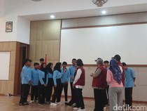 Menkeu Request Siswa Sekolah Rakyat Nyanyi Yellow, Dibalas Lazy Song