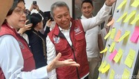 Kok nggak ada yang bercita-cita jadi Menkeu nih?! Mungkin kalau saya datang lebih early (awal) mereka bisa tuliskan. Belum pada ketemu saya aja, seloroh Sri Mulyani. Foto: (Nograhany Widhi K/detikcom)
