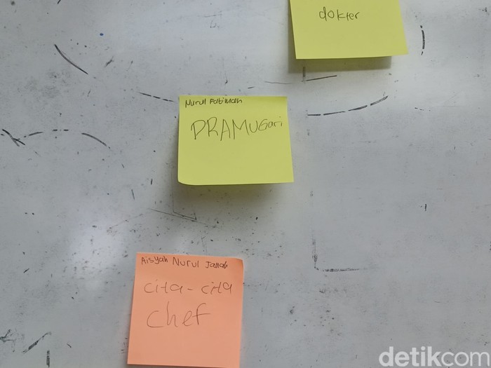 Menkeu Sri Mulyani melihat coretan cita-cita siswa-siswi Sekolah Rakyat