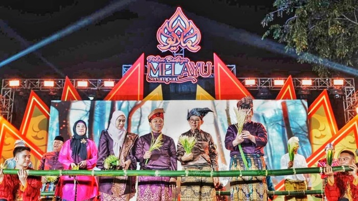 Menteri Kebudayaan Republik Indonesia, Fadli Zon, membuka Pekan Budaya Melayu Serumpun yang digelar di Pekanbaru sebagai bagian dari HUT ke-68 Provinsi Riau, Jumat (8/8).
