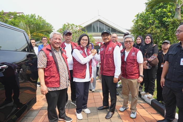 Menteri Keuangan Sri Mulyani Indrawati bersama Menteri Sosial Saifullah Yusuf (Gus Ipul) mengunjungi Sekolah Rakyat Menengah Atas (SRMA) 10 Jakarta Selatan.