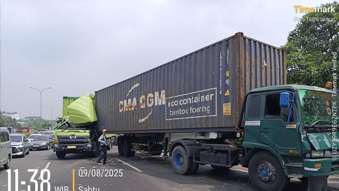 Mobil boks ringsek usai tabrak trailer di Tol JORR, pengemudi terluka, Sabtu (9/8/2025).