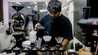 Pialanya juga terpampang dan dipamerkan pada roasterynya. Beragam sertifikat yang terpampang di roasterynya membuktikan keahlian dirinya. Foto: Grandyos Zafna/detikcom
