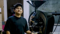 Tidak hanya menjadi roaster untuk kedainya sendiri, Jody juga telah meraih prestasi. Ia telah menyabet gelar juara dalam kompetisi Indonesia Coffee Roaster Championship 2025. Foto: Grandyos Zafna/detikcom
