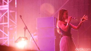 Penampilan Barasuara di hari pertama The Sounds Project vol. 8 tidak hanya membuktikan eksistensi musikal mereka, tetapi juga mengukuhkan ikatan emosional dengan para penggemar. Lagu-lagu populer yang dibawakan dan suasana tanpa sekat membuat momen ini menjadi salah satu yang paling berkesan dari festival tahun ini.
