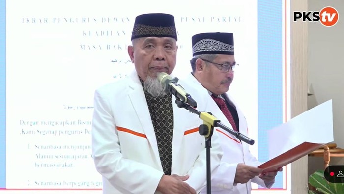 Muslih Karim menjadi Ketua Dewan Syariah Pusat.