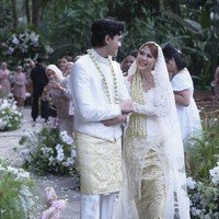 Setelah berpacaran selama kurang lebih 5 tahun, Nadin Amizah dan Faishal Tanjung akhirnya menggelar acara pernikahan pada 8 Agustus 2025. Pernikahan keduanya berlangsung secara outdoor di Bandung, Jawa Barat. Foto: Instagram/@wirantikurniabride