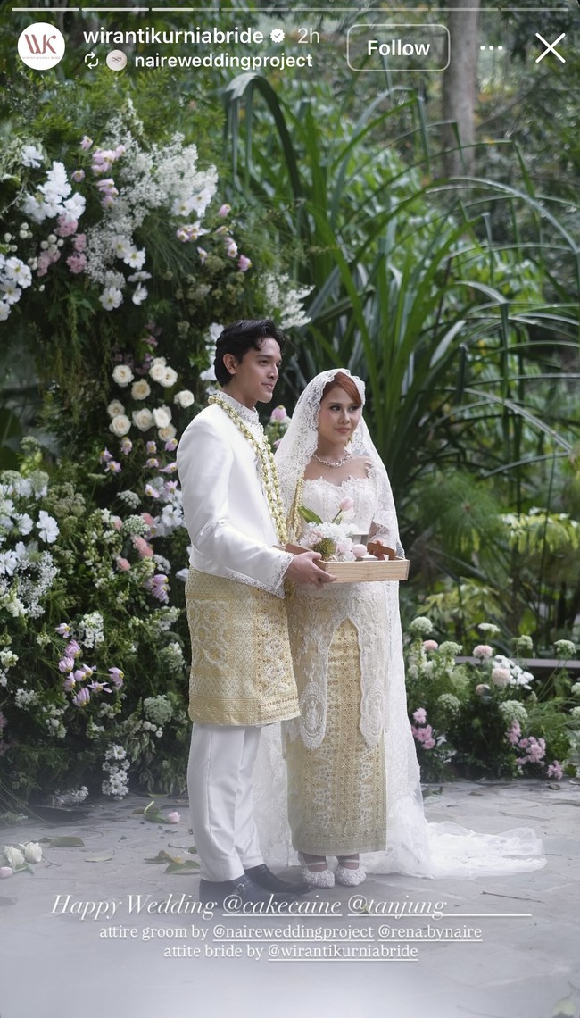 Nadin dan Faishal tampil serasi dalam balutan busana pengantin adat Sunda. Faishal kenakan busana serba putih dipadukan dengan kain songket warna keemasan. Ia juga melengkapi penampilannya dengan kalung ronce melati. Foto: Instagram/@wirantikurniabride