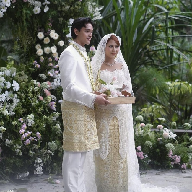 7 Pesona Nadin Amizah Jadi Pengantin Sunda, Cantik Dengan Riasan Soft Glam