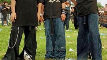 Celana jeans-nya gombrong dan berat banget. Foto: 90s Kids Nostalgia via Bored Panda