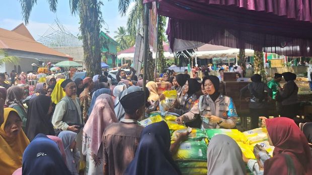 Operasi Pasar beras murah Polres Kuansing diserbut warga, Sabtu (9/8/2025).
