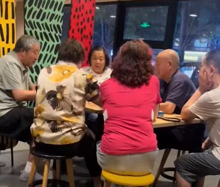 Di China Sedang Viral Fenomena Orang Tua 'Ngadem' di Restoran