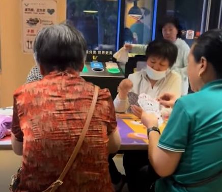 Di China Sedang Viral Fenomena Orang Tua 'Ngadem' di Restoran