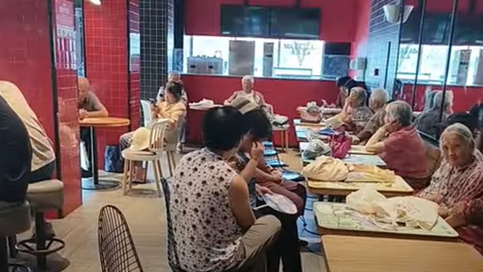 Di China Sedang Viral Fenomena Orang Tua Ngadem di Restoran