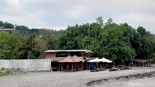 Pantai Duduk, di Dusun Duduk, Desa Batu Layar Barat, Kecamatan Batu Layar, Lombok Barat, Jumat (8/8/2025). (M. Zahiruddin/detikBali)