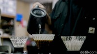 Hasil roastingnya kemudian dapat dikinikmati dengan metode seduhan manual brew. Ekstraksi yang maksimal mengeluarkan rasa alami kopi dengan efektif. Foto: Grandyos Zafna/detikcom