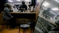 Dari balik roastery kecil di kawasan Kemang, ada sosok roaster yang patut dibanggakan. Melalui roasterynya, Parakarta, Muhammad Jody mengolah biji kopi Indonesia menjadi lebih spesial. Foto: Grandyos Zafna/detikcom