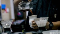 Pelanggan yang datang ke roasterynya dapat memilih langsung jenis kopi yang diinginkan. Jody juga tak sungkan jika diminta rekomendasi untuk memilih biji kopi. Foto: Grandyos Zafna/detikcom