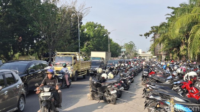 Parkir liar biang kemacetan di sebelah mal SKA Pekanbaru.(Raja Adil Siregar/detikSumut)
