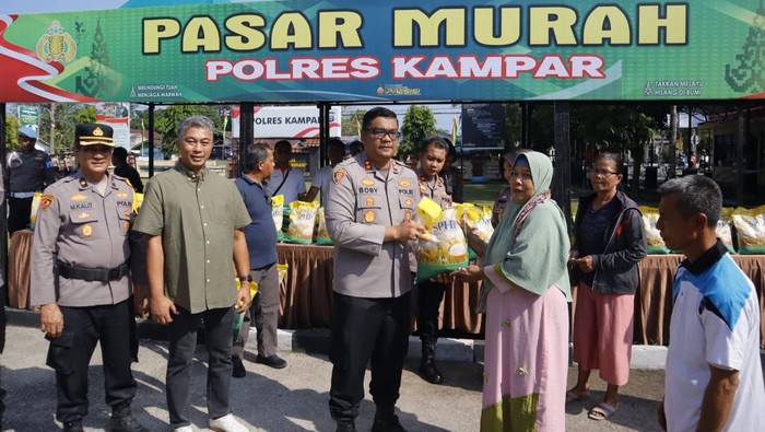 Pasar Murah Polres Kampar distribusikan 4 ton beras SPHP, Sabtu (9/8/2025).