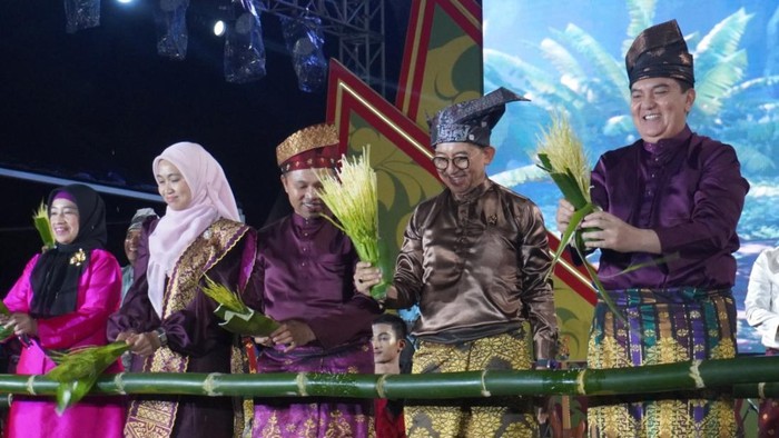 Menteri Kebudayaan saat pembukaan Pekan Budaya Melayu Serumpun didampingi Gubernur Riau Abdul Wahid dan Sekjen DPD RI Komjen Mohammad Iqbal