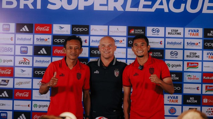 Pelatih Bali United Johnny Jansen diapit Ricky Fajrin dan asisten pelatih Dede Mahatma Putra saat konferensi pers jelang laga lawan Persik Kediri, Sabtu (9/8/2025). (Foto: Dok. Bali United)
