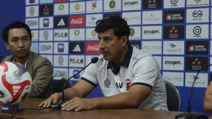 Pelatih Madura United Angel Alfredo Vera saat konferensi pers jelang laga melawan Persis Solo di Super League 2025/2026