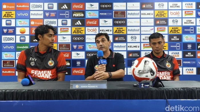 Pelatih Semen Padang Eduardo Almeida dan pemain Irsyad Maulana usai laga lawan Persib di GBLA, Sabtu (9/8/2025).