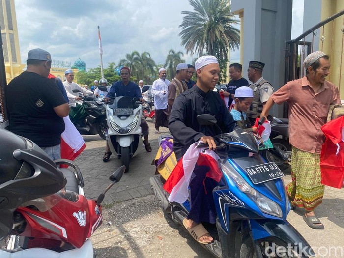 Pembagian bendera oleh DPC Gerindra Kabupaten Banjar.