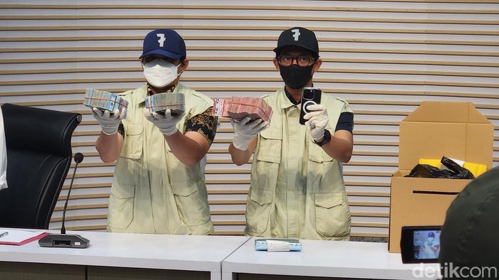 KPK Sita Barang Bukti Duit Rp 200 Juta Terkait OTT Bupati Koltim