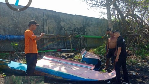 Perahu nelayan terbelah setelah diterjang gelombang tinggi di perairan Yeh Kuning, Jembrana, Bali, Sabtu (9/8/2025). (Foto: Dok. BPBD Jembrana)