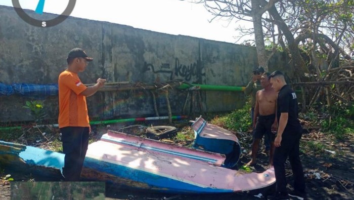 Perahu nelayan terbelah setelah diterjang gelombang tinggi di perairan Yeh Kuning, Jembrana, Bali, Sabtu (9/8/2025). (Foto: Dok. BPBD Jembrana)