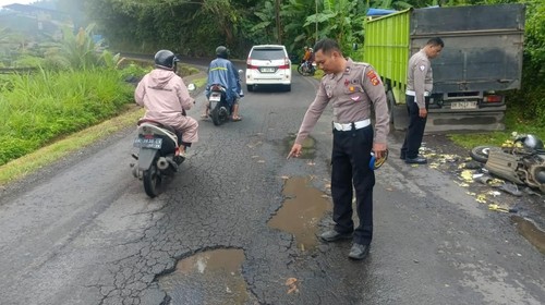 Personel Satlantas Polres Karangasem melakukan olah TKP kecelakaan truk vs motor di wilayah Sidemen, Karangasem, Sabtu (9/8/2025). (Foto: Dok. Satlantas Polres Karangasem)