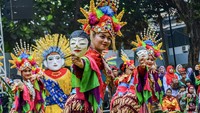 Penari dari kelompok Topeng Betawi menampilkan tari Semarak Harmoni Nandak Timur Jakarta saat pembukaan Festival Topeng Betawi jilid 3 di Kelurahan Pekayon, Jakarta, Sabtu (9/8/2025). ANTARA FOTO/ Ertadha Sulthan