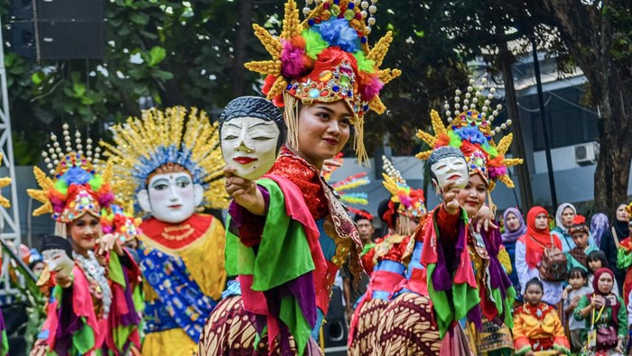 Pesona Budaya Betawi Warnai Festival Topeng Betawi Penari dari kelompok Topeng Betawi menampilkan tari Semarak Harmoni Nandak Timur Jakarta saat pembukaan Festival Topeng Betawi jilid 3 di Kelurahan Pekayon, Jakarta, Sabtu (9/8/2025). Festival tersebut menghadirkan berbagai ragam kesenian tradisional hingga kuliner khas untuk menghibur masyarakat setempat serta melestarikan budaya Betawi asli. ANTARA FOTO/ Ertadha Sulthan