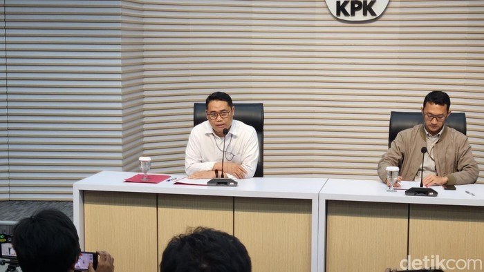 Plt Deputi Penindakan dan Eksekusi KPK Asep Guntur Rahayu dan Jubir KPK Budi Prasetyo