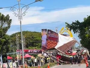 Momen Panggung Balap Mobil di Pohuwato Ambruk Lukai Ketua IMI-Kasat Lantas