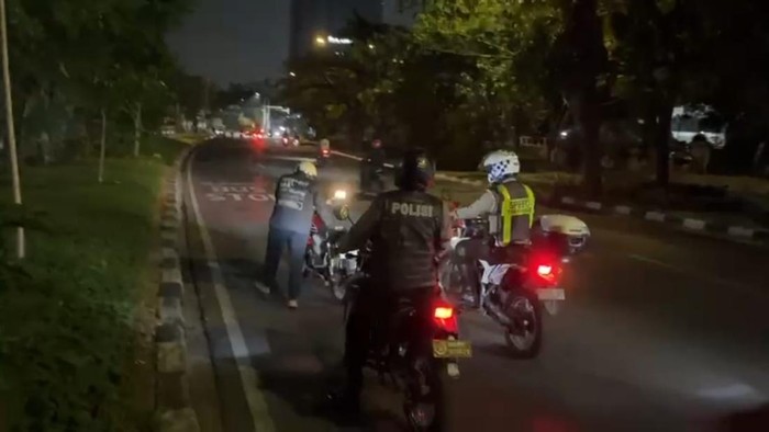 Polisi amankan pemuda balap liar di Surabaya