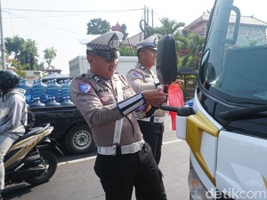 Ratusan Bendera Merah Putih Dibagikan Polisi ke Pengendara di Jombang