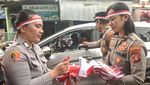 Polisi di Samarinda Bagikan 100 Bendera Merah Putih untuk Warga