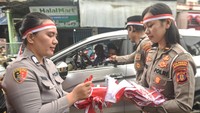 Kegiatan ini merupakan bagian dari dukungan terhadap gerakan nasional Merah Putih Berkibar yang digelar setiap bulan Agustus untuk memperingati Hari Ulang Tahun ke-80 Kemerdekaan Republik Indonesia. ANTARA FOTO/M Risyal Hidayat