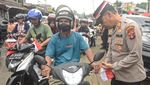 Polisi di Samarinda Bagikan 100 Bendera Merah Putih untuk Warga