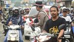 Polisi di Samarinda Bagikan 100 Bendera Merah Putih untuk Warga