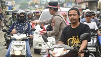 Selain membagikan bendera, polisi juga mengimbau warga untuk memasang bendera Merah Putih di rumah maupun kendaraan masing-masing selama bulan Agustus sebagai bentuk rasa cinta tanah air. ANTARA FOTO/M Risyal Hidayat
