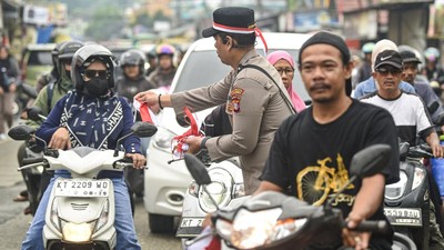 Polisi di Samarinda Bagikan 100 Bendera Merah Putih untuk Warga