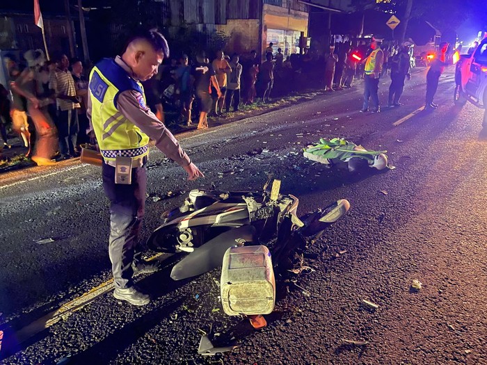 Polisi melakukan olah TKP kecelakaan di Banjar Banyubiru, Desa Banyubiru, Kecamatan Negara, Kabupaten Jembrana, Jumat (8/8/2025). (Polres Jembrana)