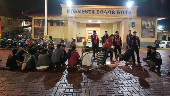 Polisi mengamankan 18 orang pemuda yang mabuk-mabukan di Jalan Kartini, Bogor Tengah, Kota Bogor, Jawa Barat.