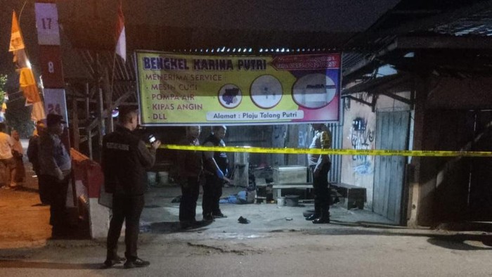 Polisi saat melakukan olah TKP penemuan jasad pria yang ditemukan tewas dengan 14 luka tusuk di Palembang