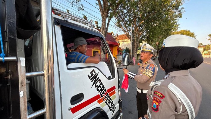 Polres Tuban bagi-bagi bendera Merah Putih kepada warga